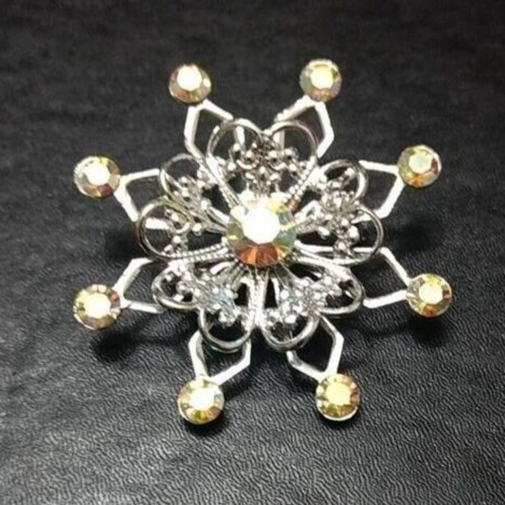 Vintage silver tone sparkly brooch snowflake star